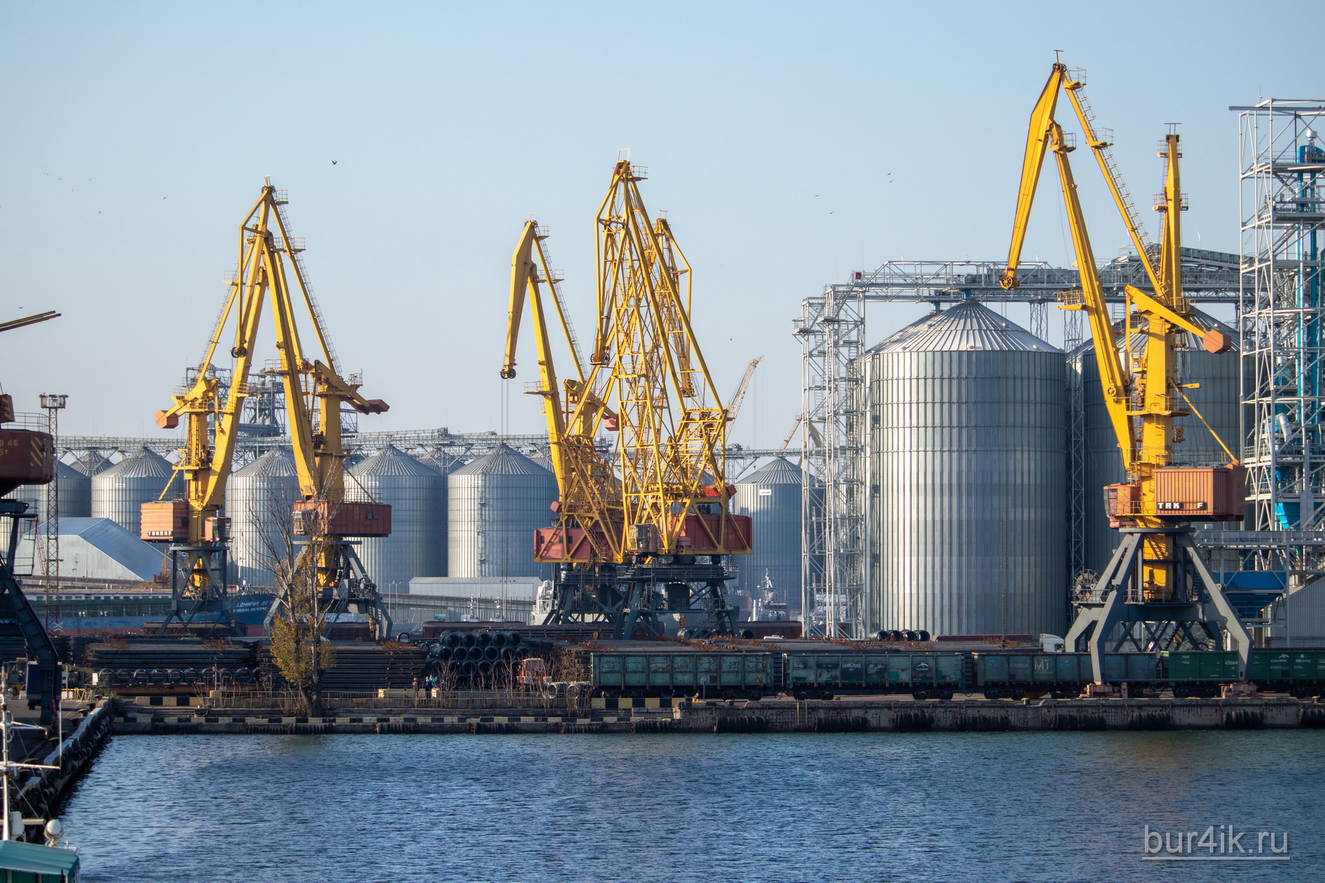 Краны покрашенные желтой краской в порту города Одесса 2