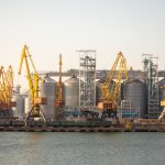 Краны покрашенные желтой краской в порту города Одесса 22