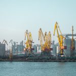 Краны покрашенные желтой краской в порту города Одесса 25