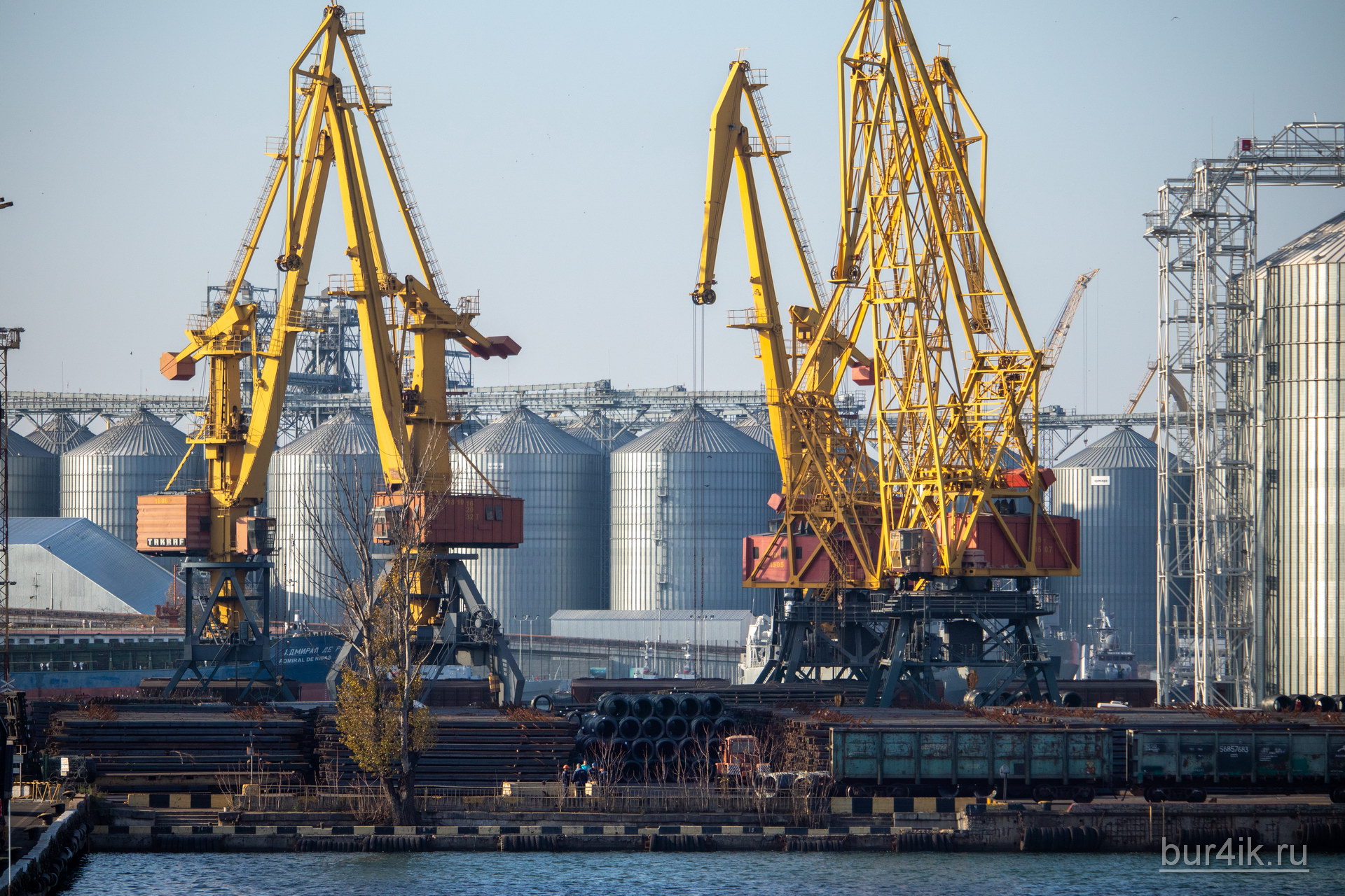 Краны покрашенные желтой краской в порту города Одесса 3