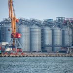 Краны покрашенные желтой краской в порту города Одесса 31