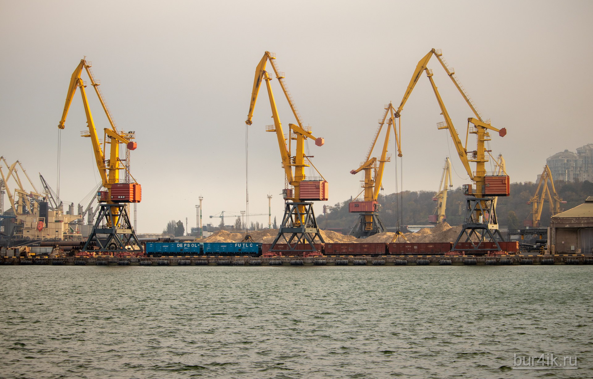 Краны покрашенные желтой краской в порту города Одесса 35