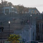 Люди идут по Одесской потемкинской лестнице - фото 1