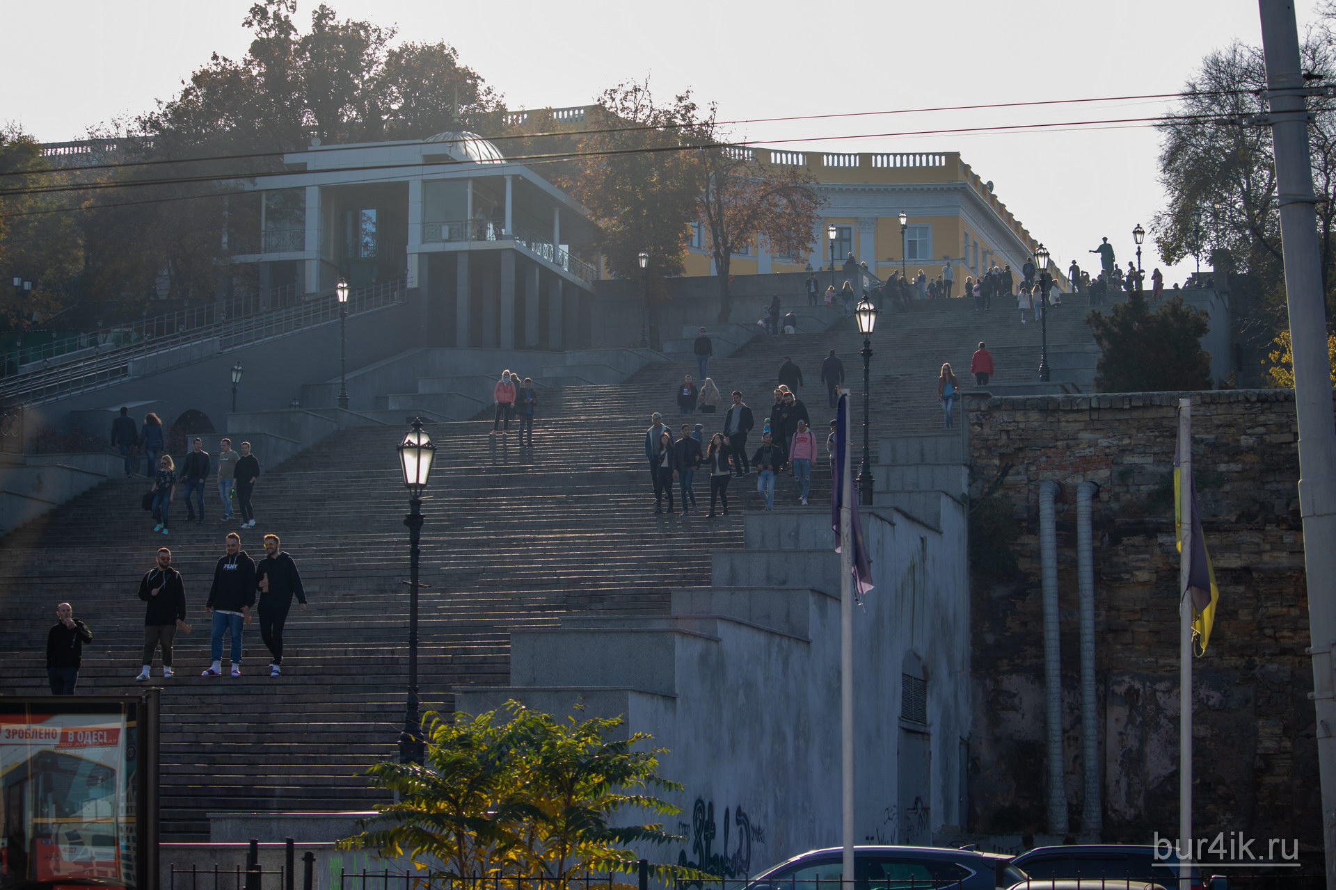 Люди идут по Одесской потемкинской лестнице - фото 1