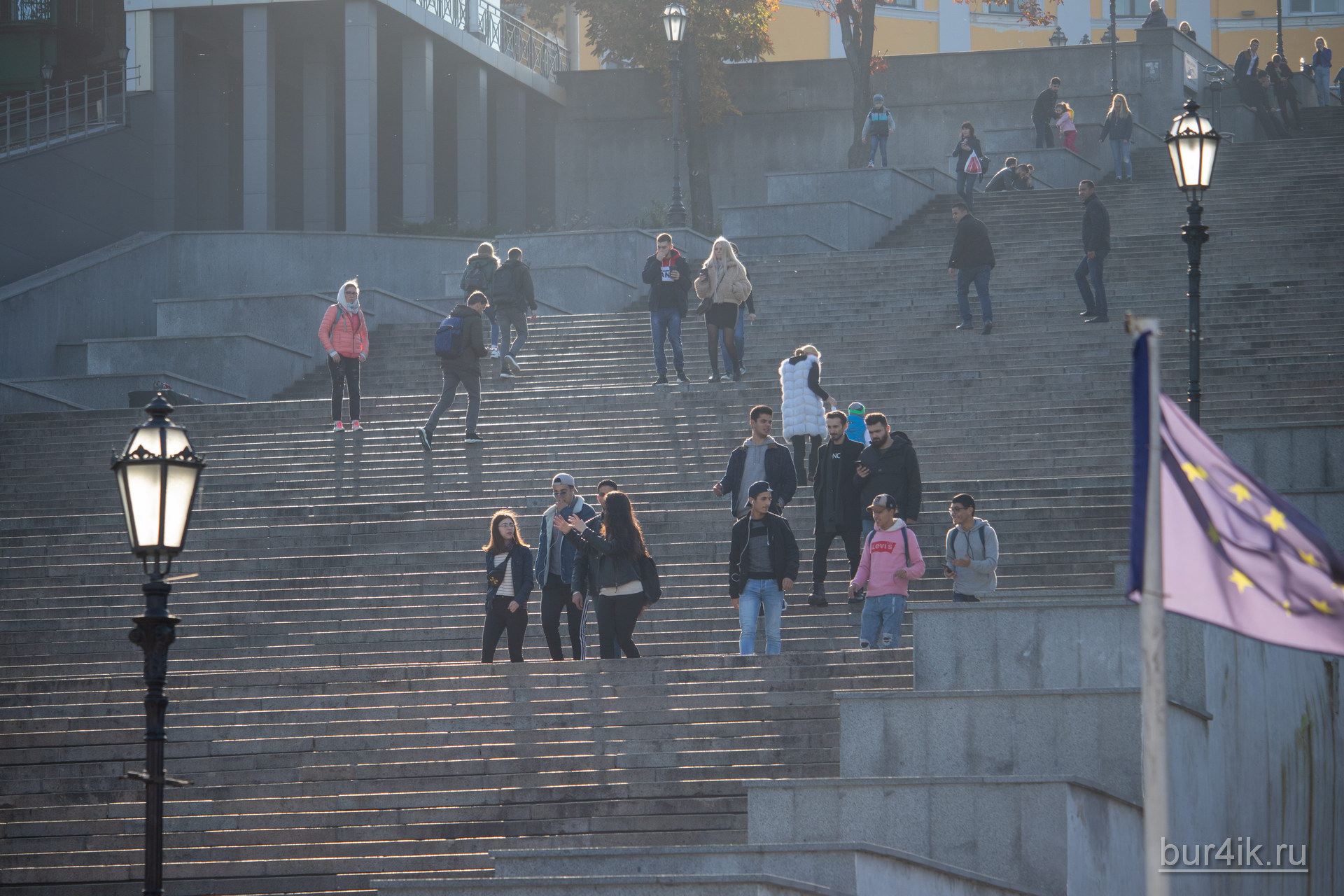 Люди идут по Одесской потемкинской лестнице - фото 2