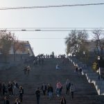 Люди идут по Одесской потемкинской лестнице - фото 3