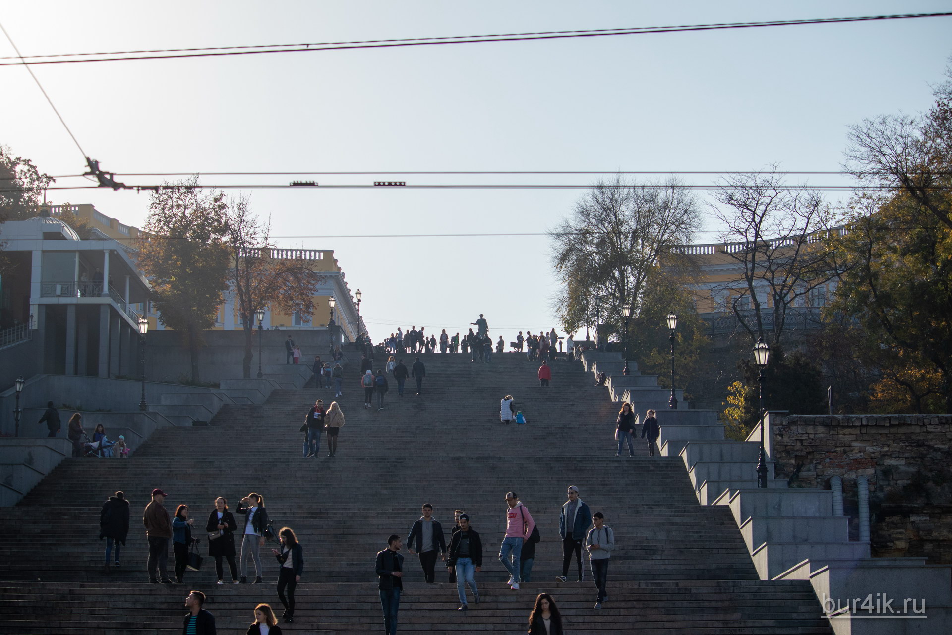Люди идут по Одесской потемкинской лестнице - фото 3