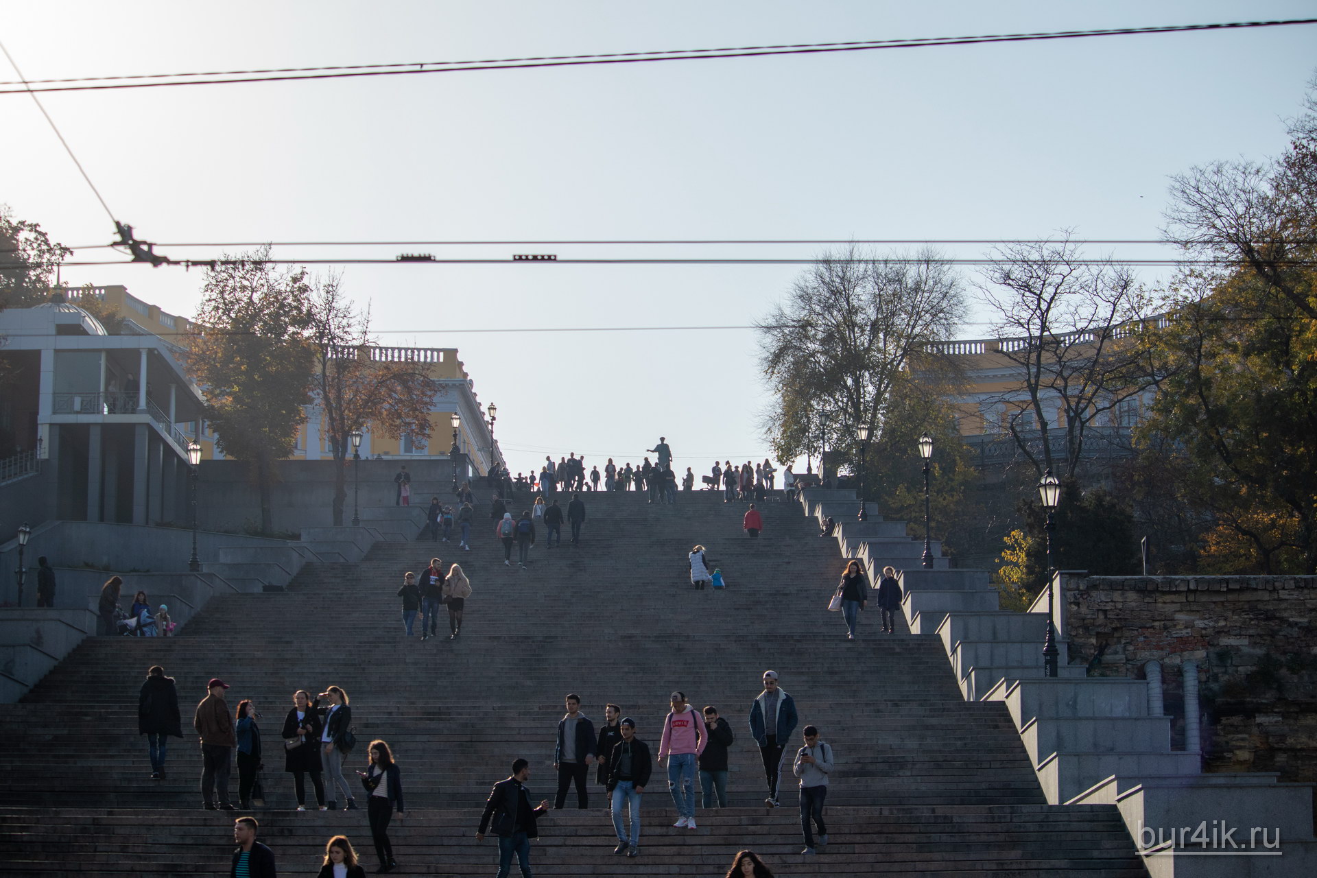 Люди идут по Одесской потемкинской лестнице - фото 5