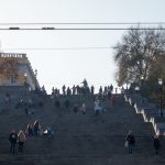 Люди идут по Одесской потемкинской лестнице - фото 6
