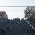 Люди идут по Одесской потемкинской лестнице - фото 7