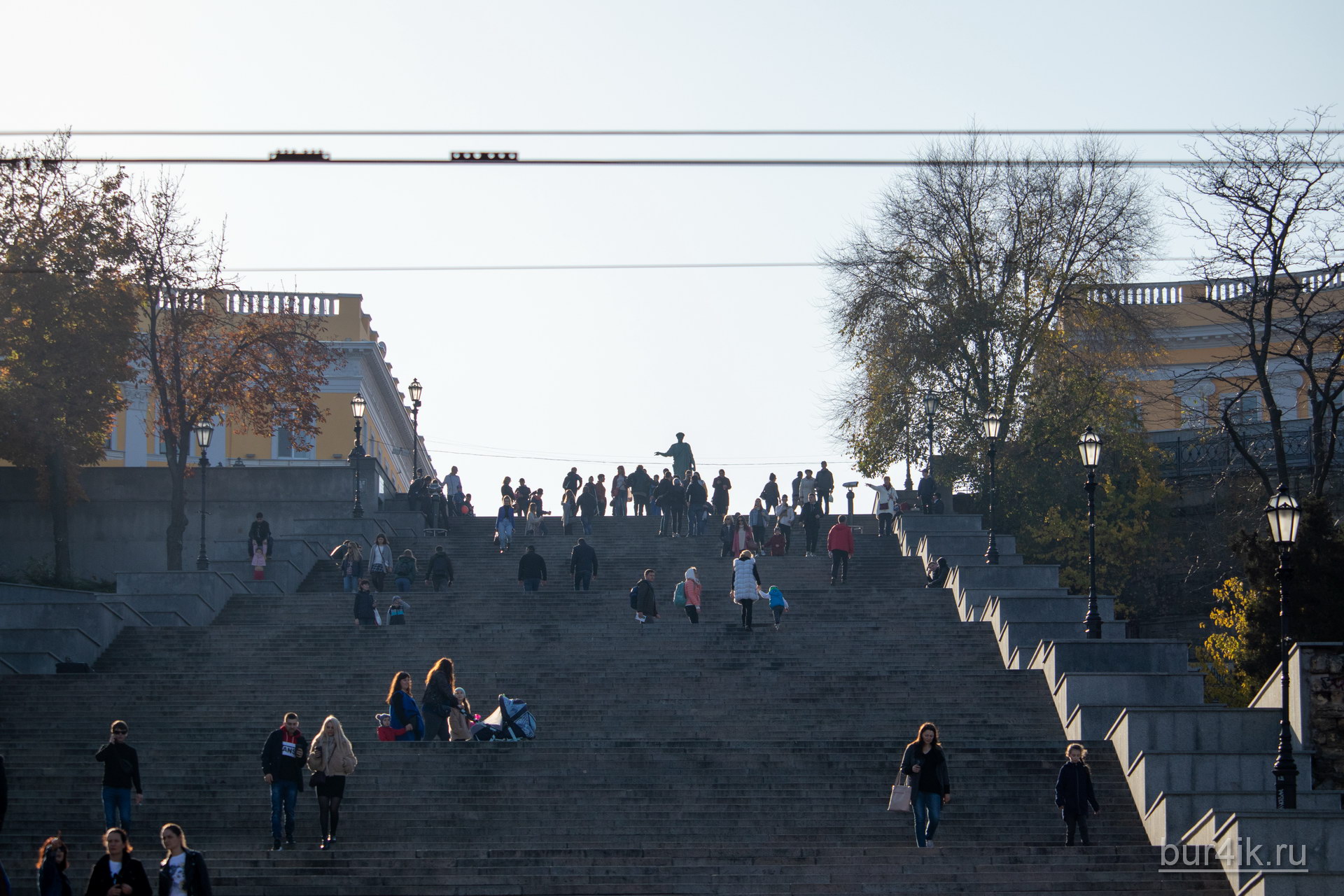 Люди идут по Одесской потемкинской лестнице - фото 7