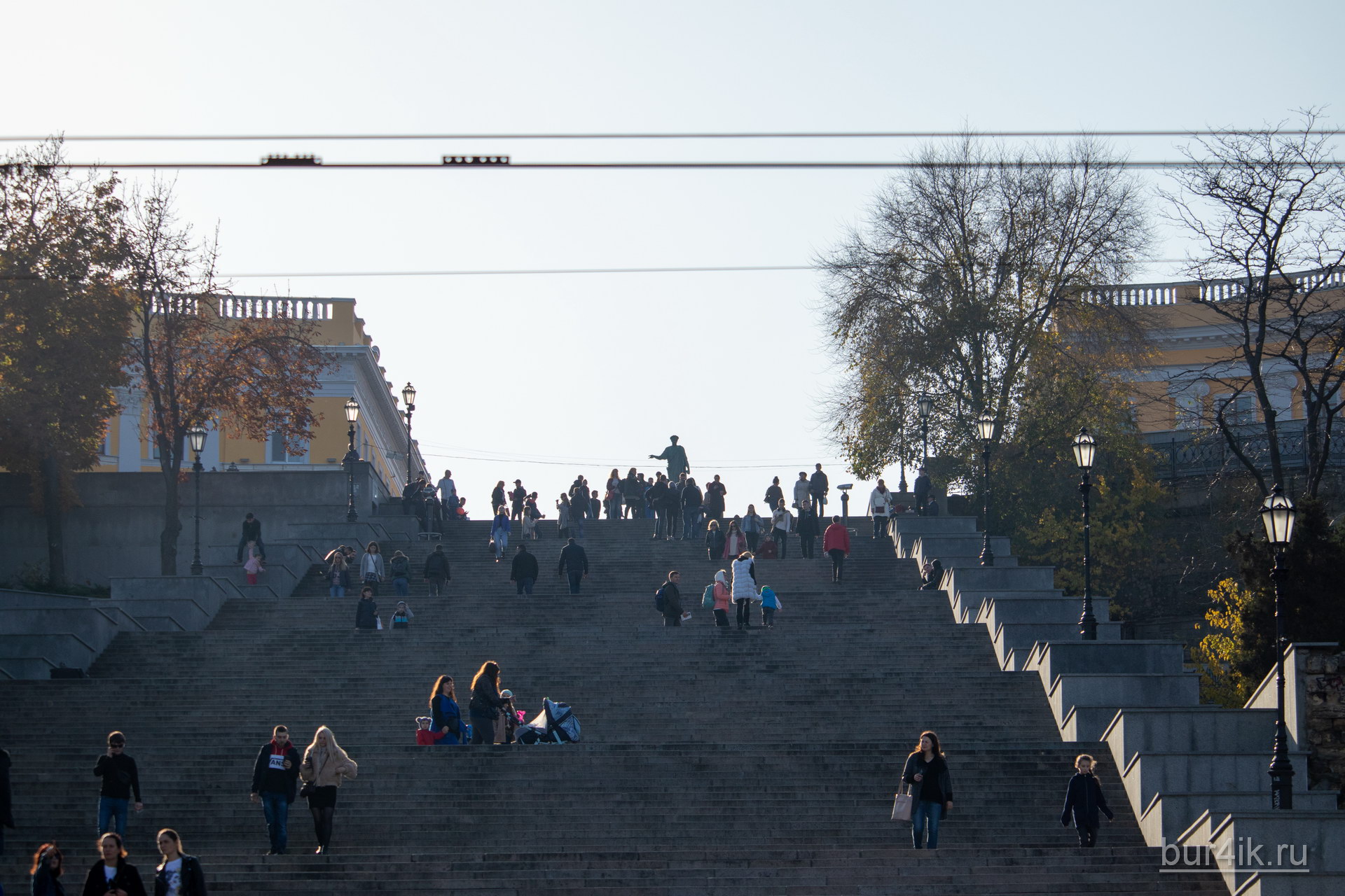 Люди идут по Одесской потемкинской лестнице - фото 8