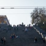 Люди идут по Одесской потемкинской лестнице - фото 9