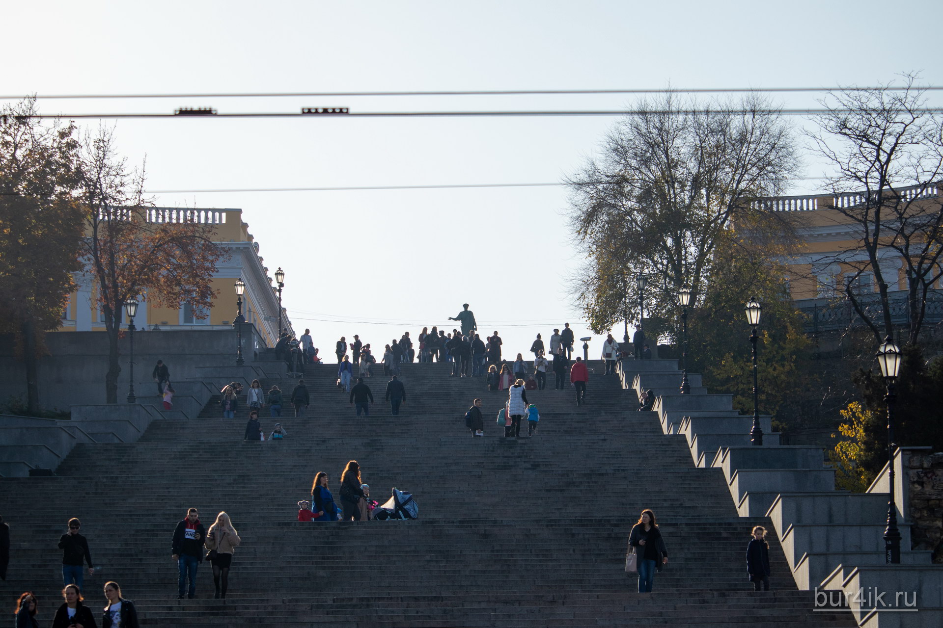 Люди идут по Одесской потемкинской лестнице - фото 9