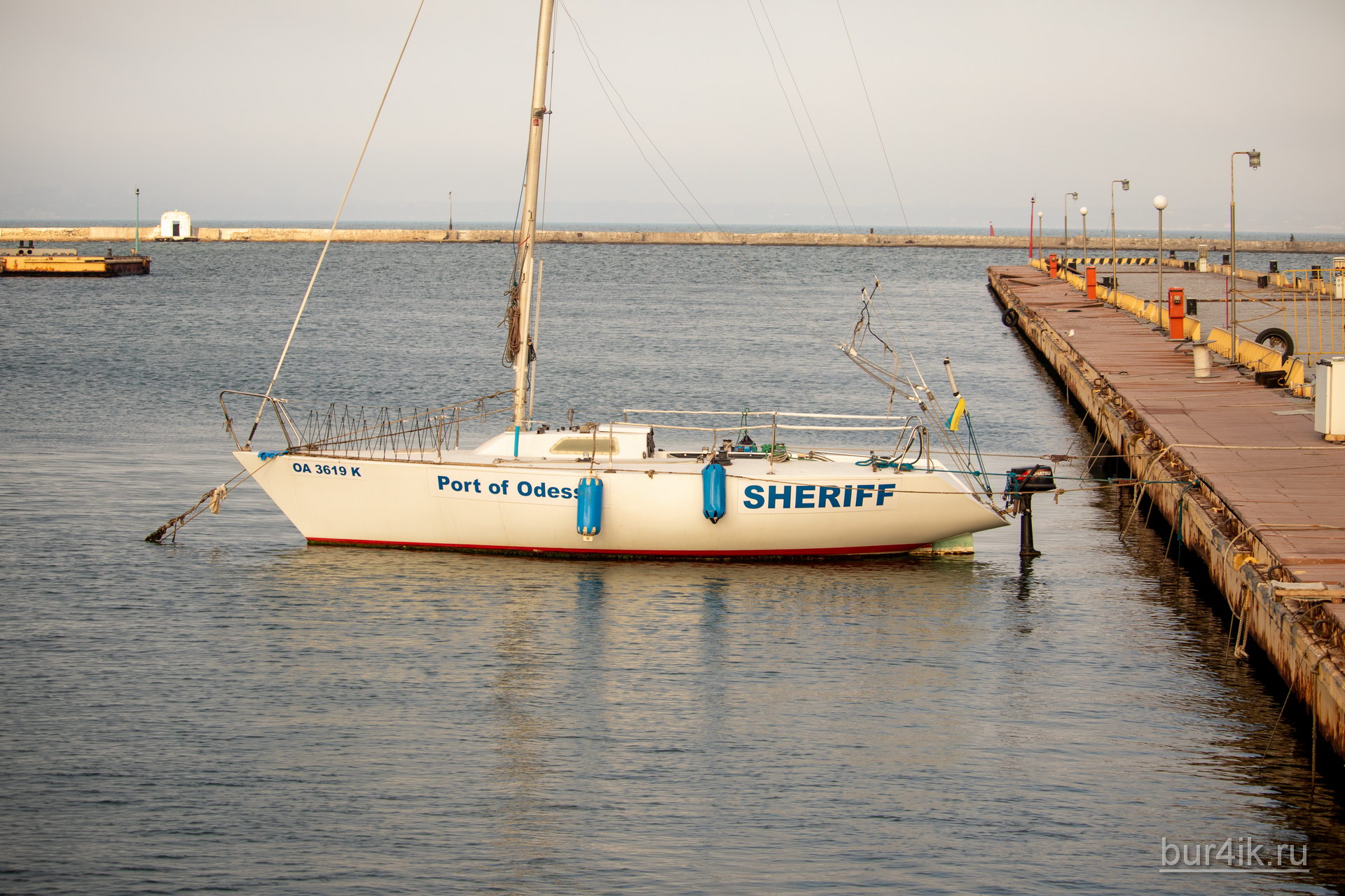 Маленькое парусное судно с названием Шериф в порту города Одесса 5