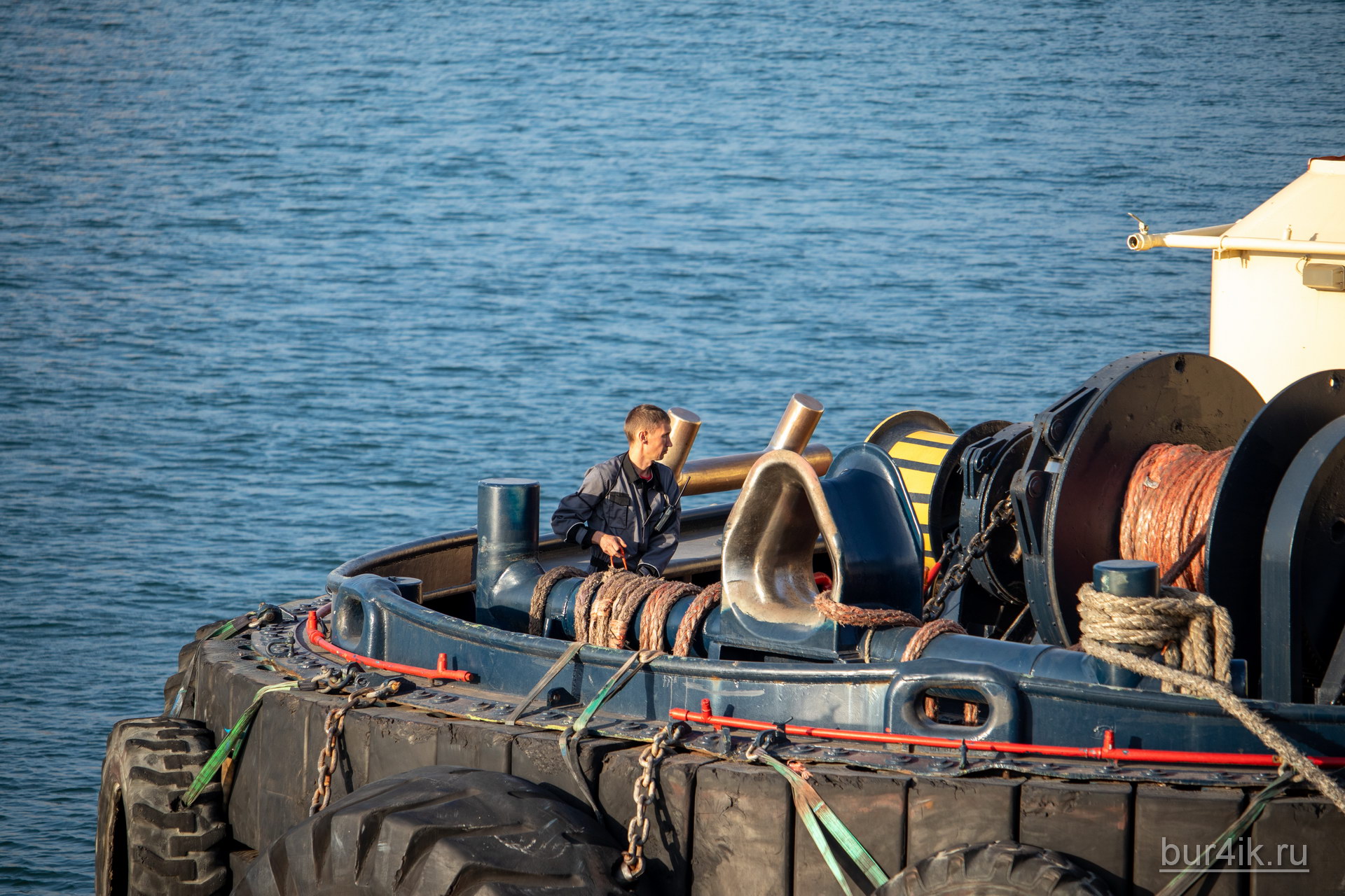 Моряк вяжет канаты на палубе буксира в порту Одесса 1