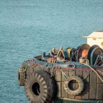Моряк вяжет канаты на палубе буксира в порту Одесса 3