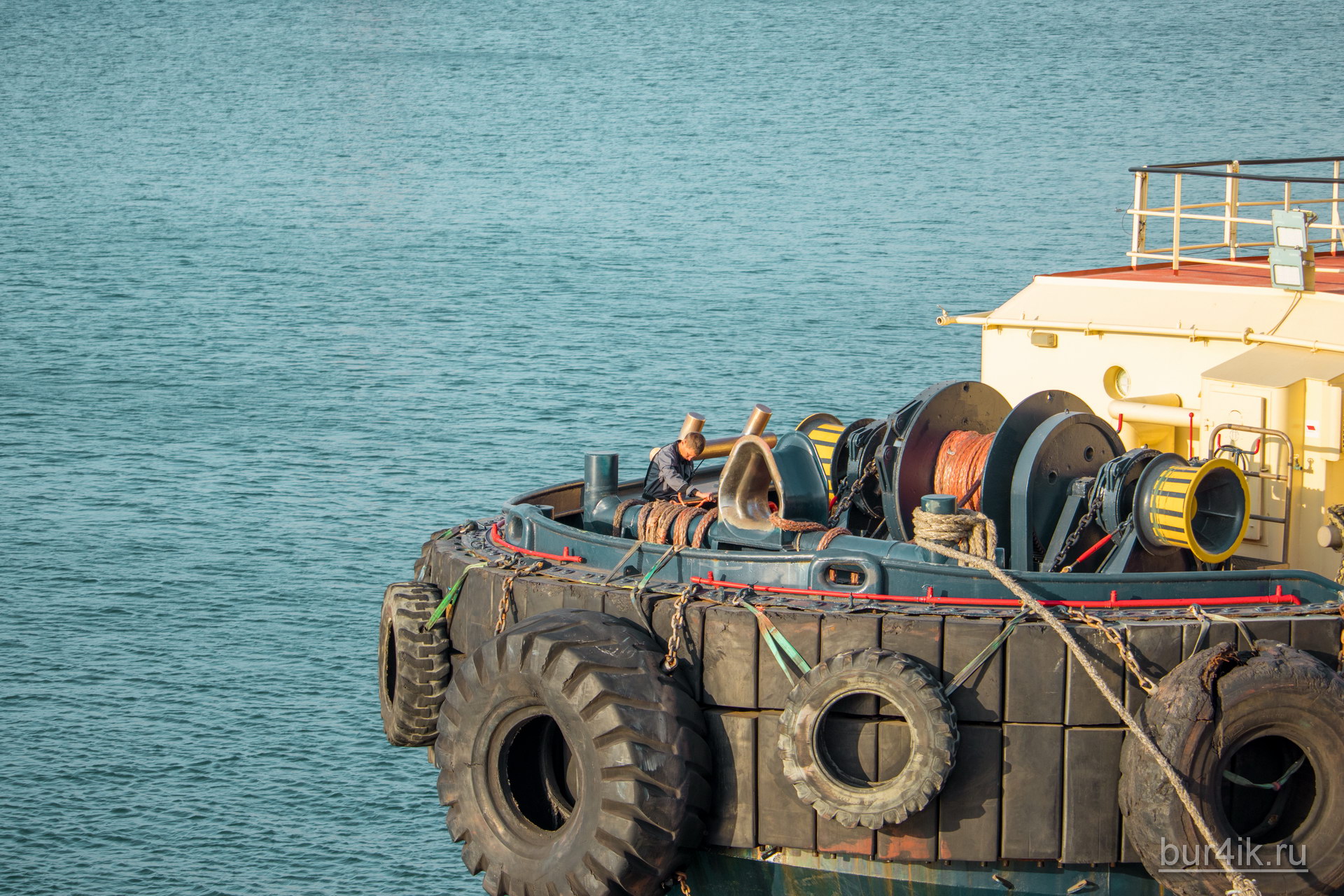 Моряк вяжет канаты на палубе буксира в порту Одесса 3