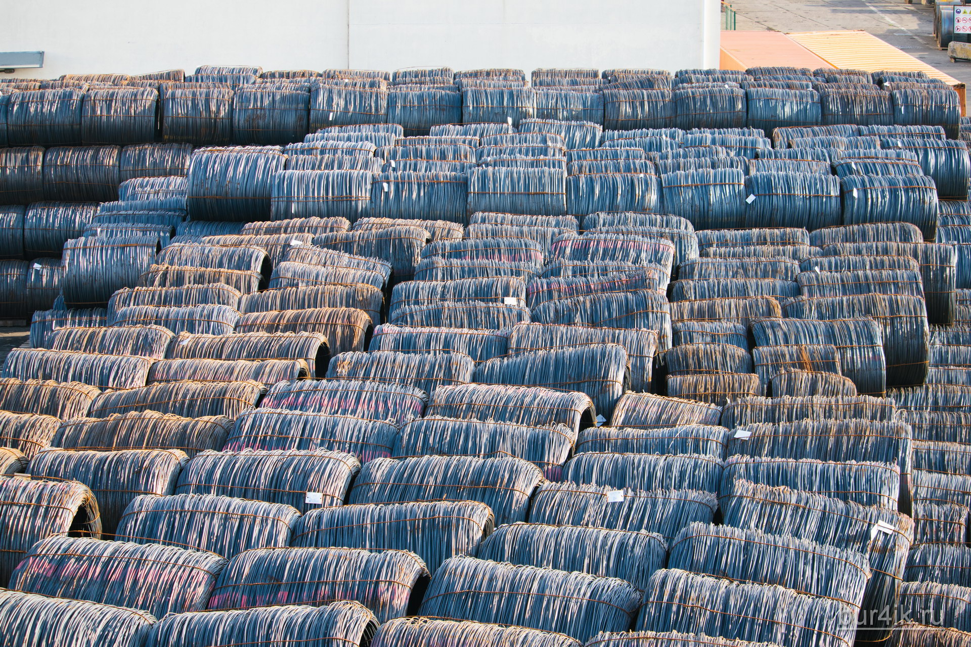Огромные тюки с металлической проволокой складируемые в порту перед отправкой по морю 2