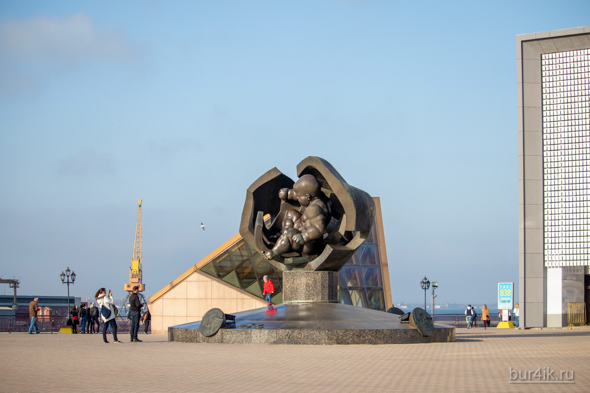 Памятник младенцу у входа на морской вокзал в Одессе 1