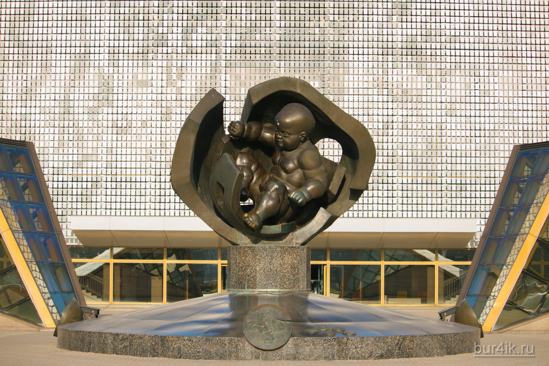 Памятник младенцу у входа на морской вокзал в Одессе 11