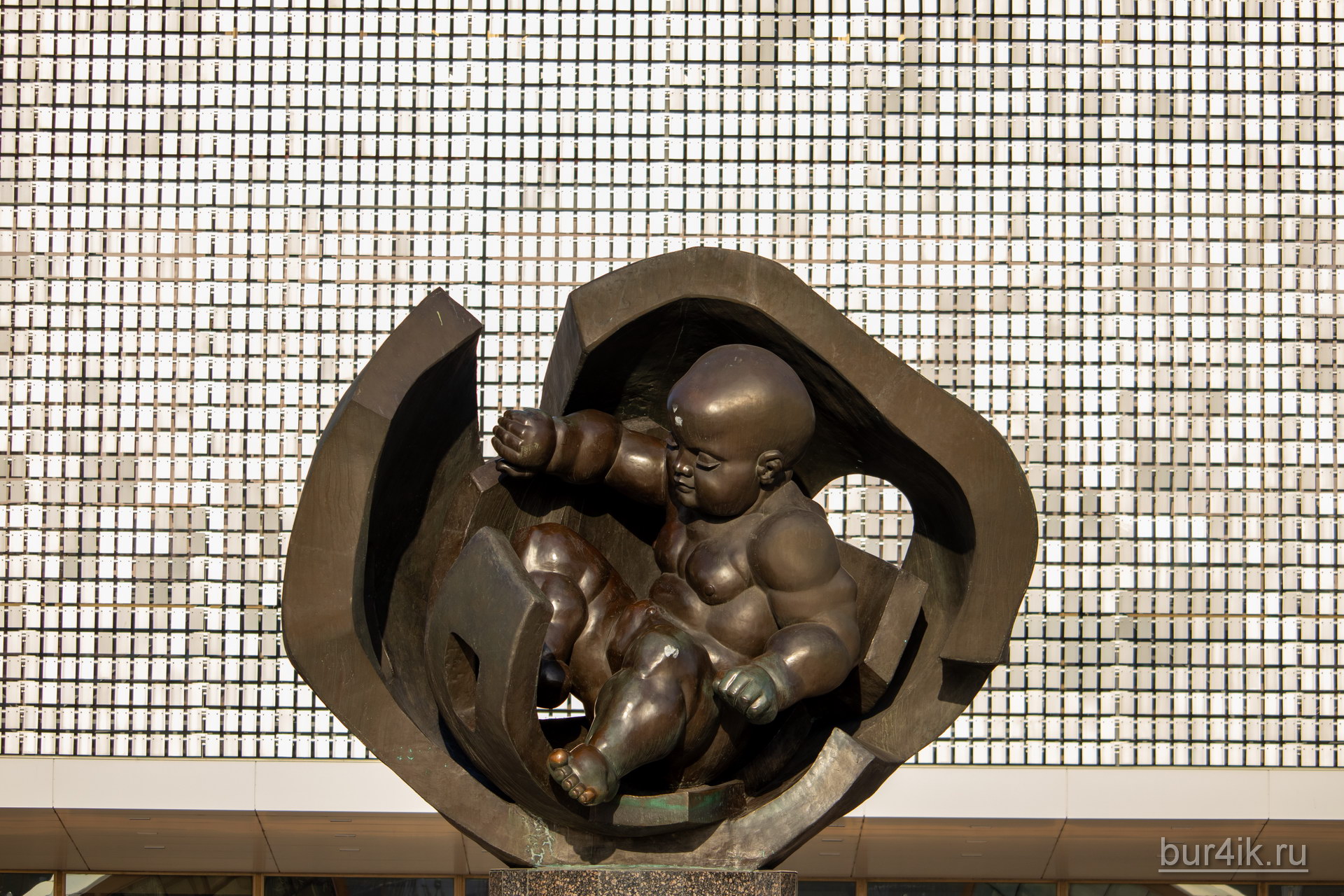 Памятник младенцу у входа на морской вокзал в Одессе 12