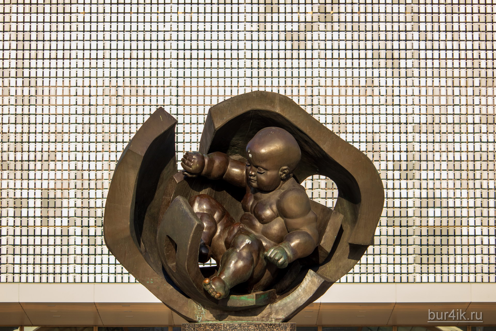 Памятник младенцу у входа на морской вокзал в Одессе 13