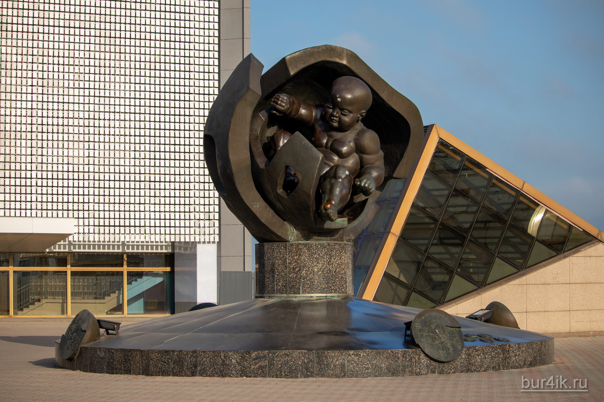 Памятник младенцу у входа на морской вокзал в Одессе 14