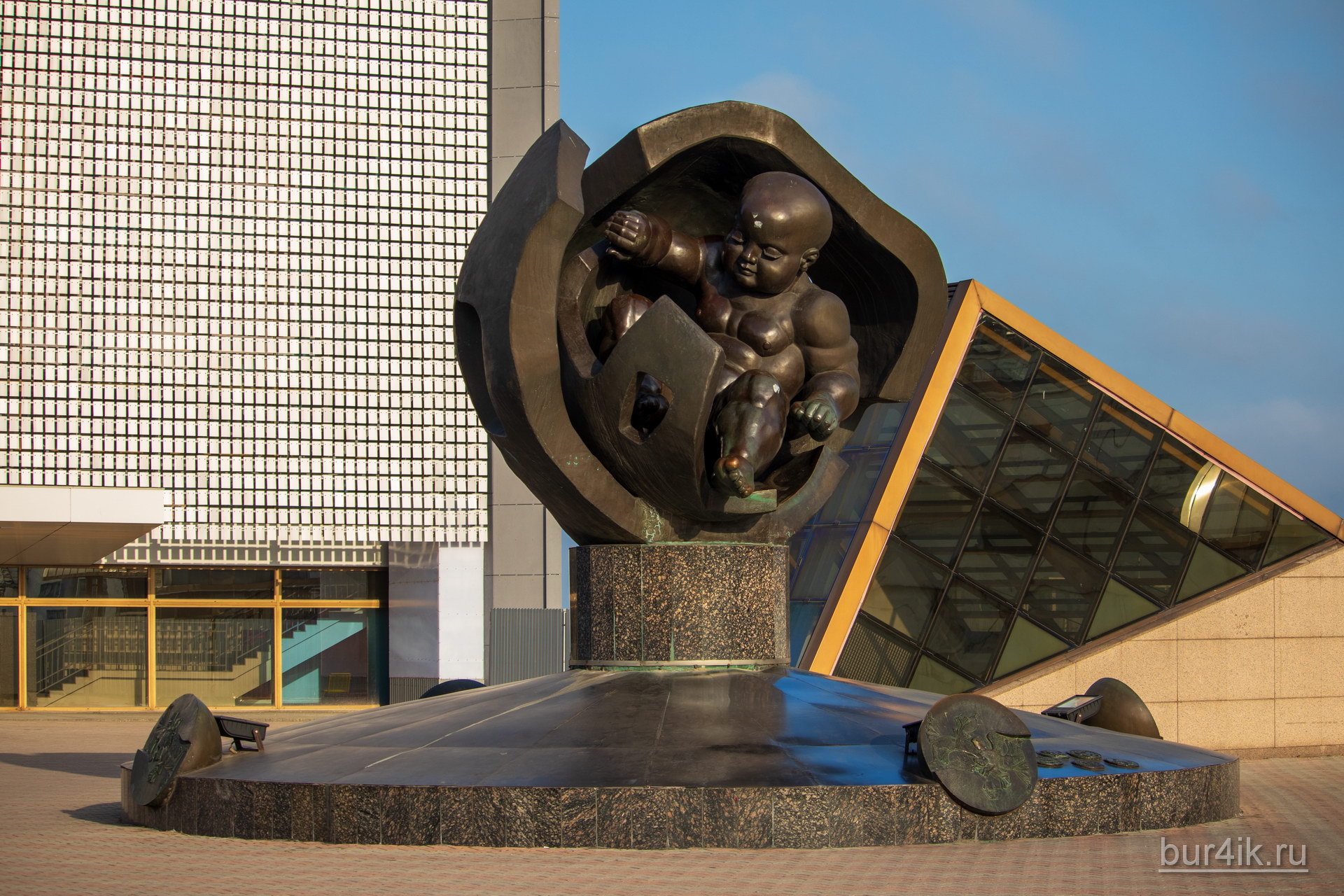 Памятник младенцу у входа на морской вокзал в Одессе 15