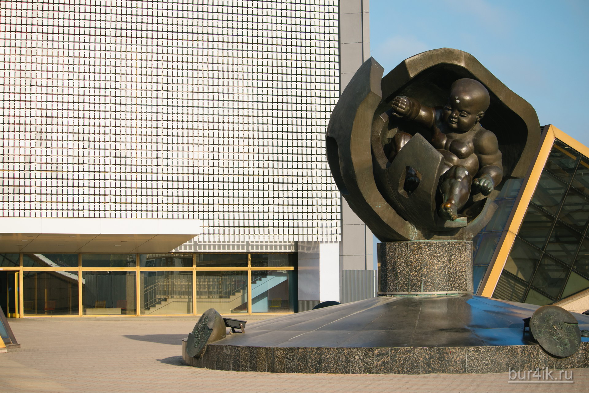 Памятник младенцу у входа на морской вокзал в Одессе 16