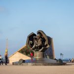 Памятник младенцу у входа на морской вокзал в Одессе 2