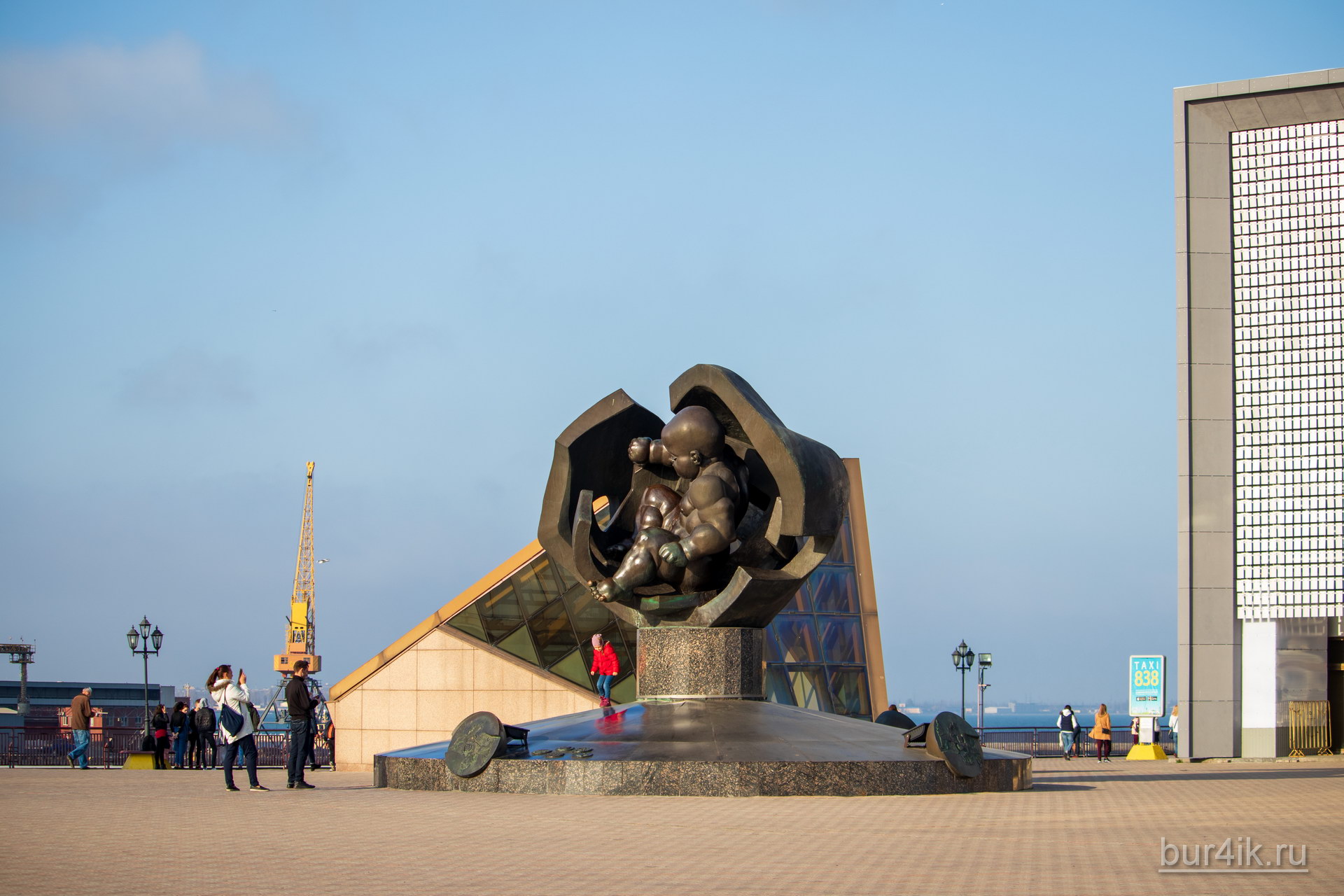 Памятник младенцу у входа на морской вокзал в Одессе 2