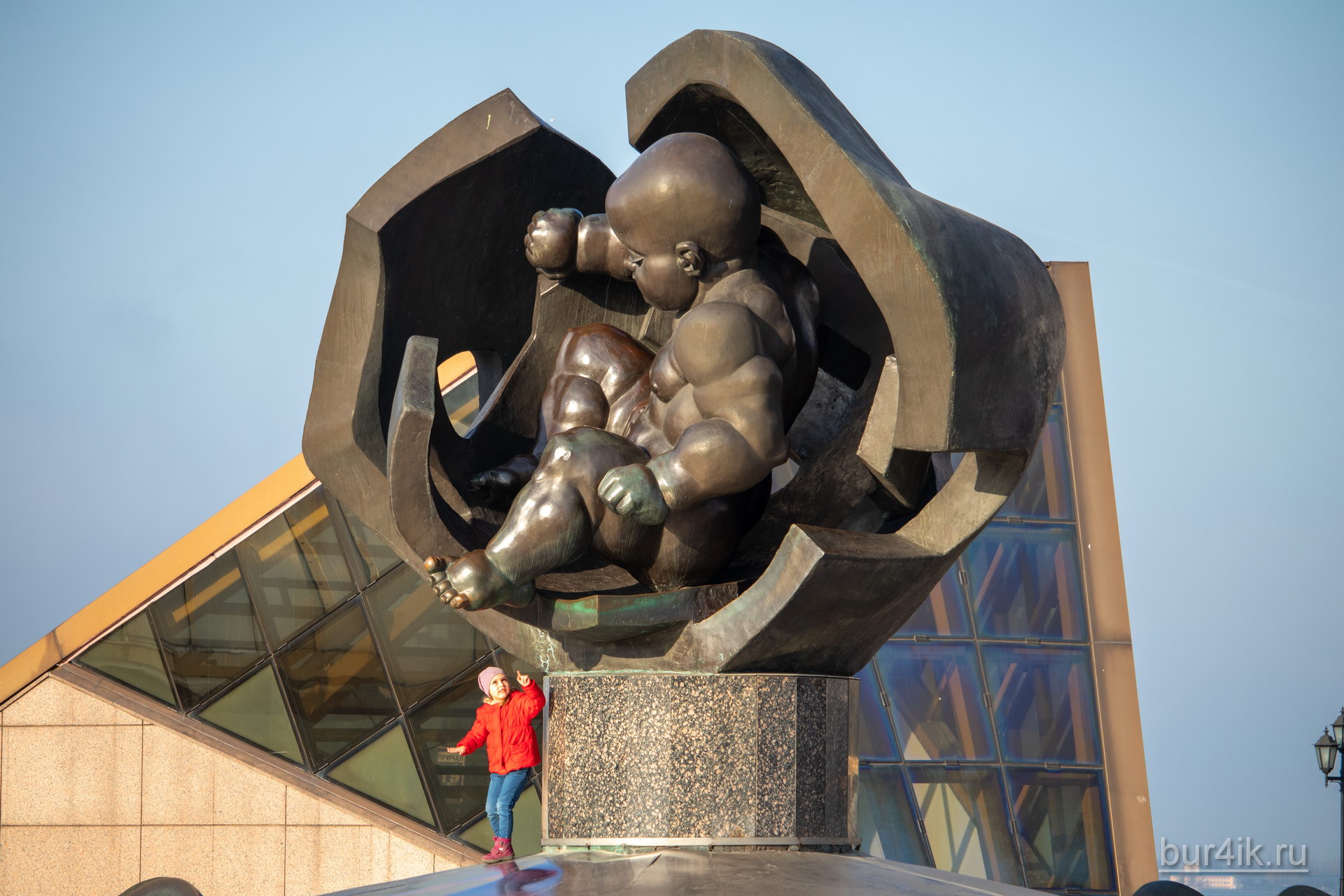 Памятник младенцу у входа на морской вокзал в Одессе 3