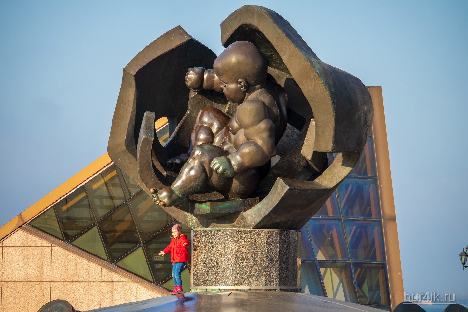 Памятник младенцу у входа на морской вокзал в Одессе 4