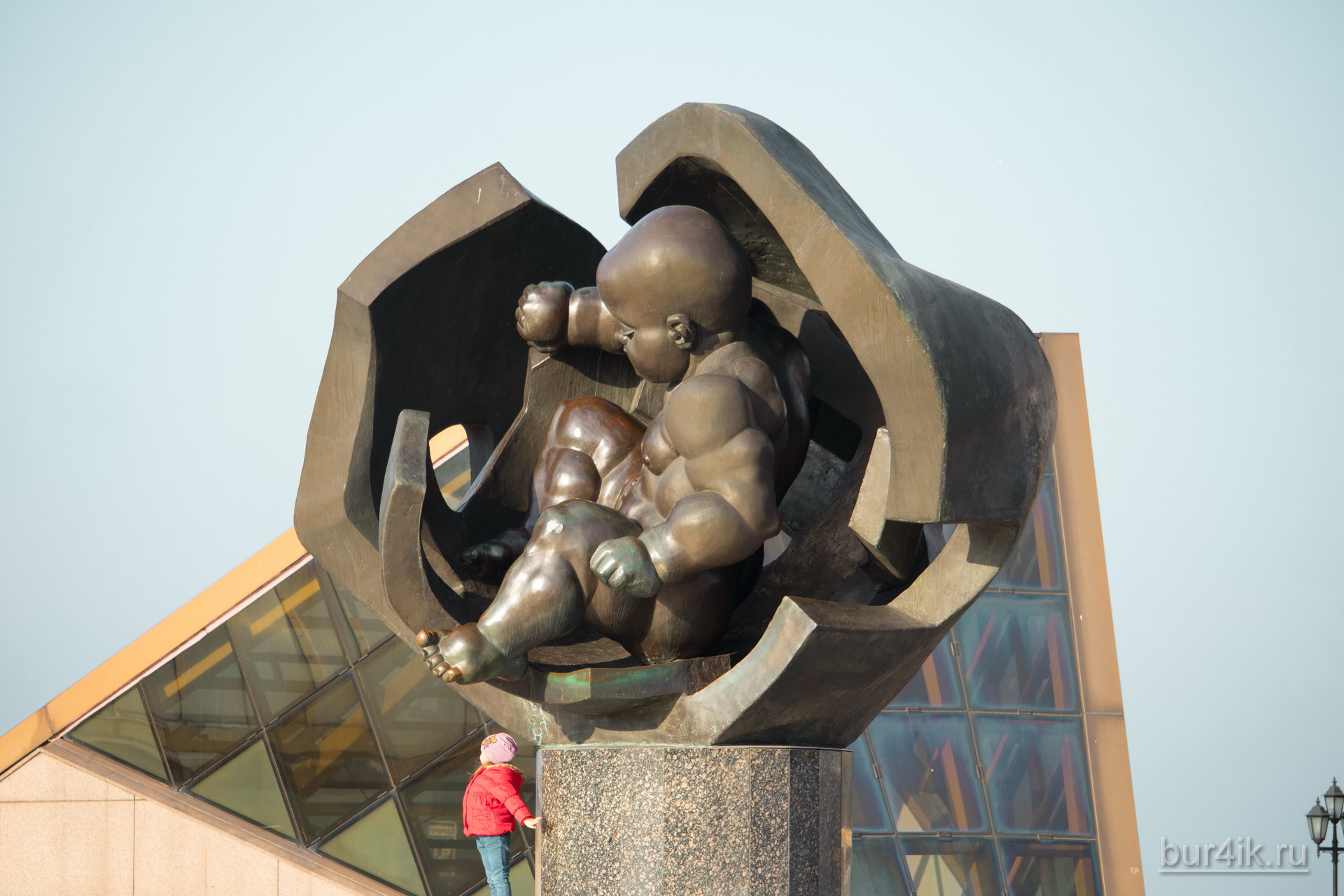 Памятник младенцу у входа на морской вокзал в Одессе 5