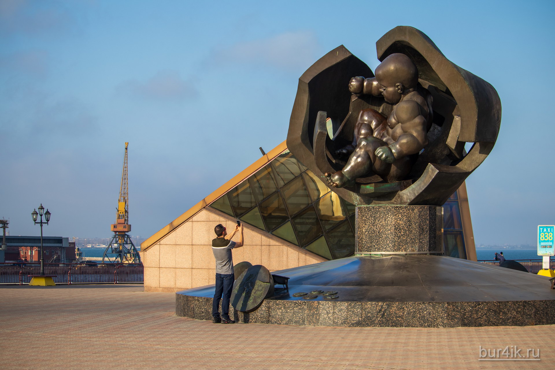 Памятник младенцу у входа на морской вокзал в Одессе 6