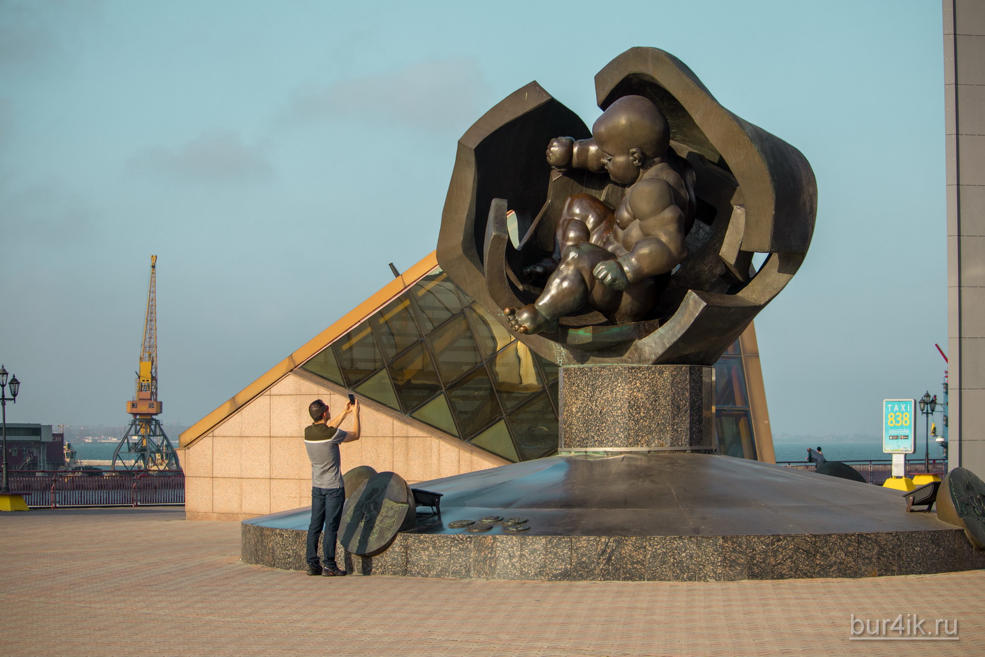 Памятник младенцу у входа на морской вокзал в Одессе 7