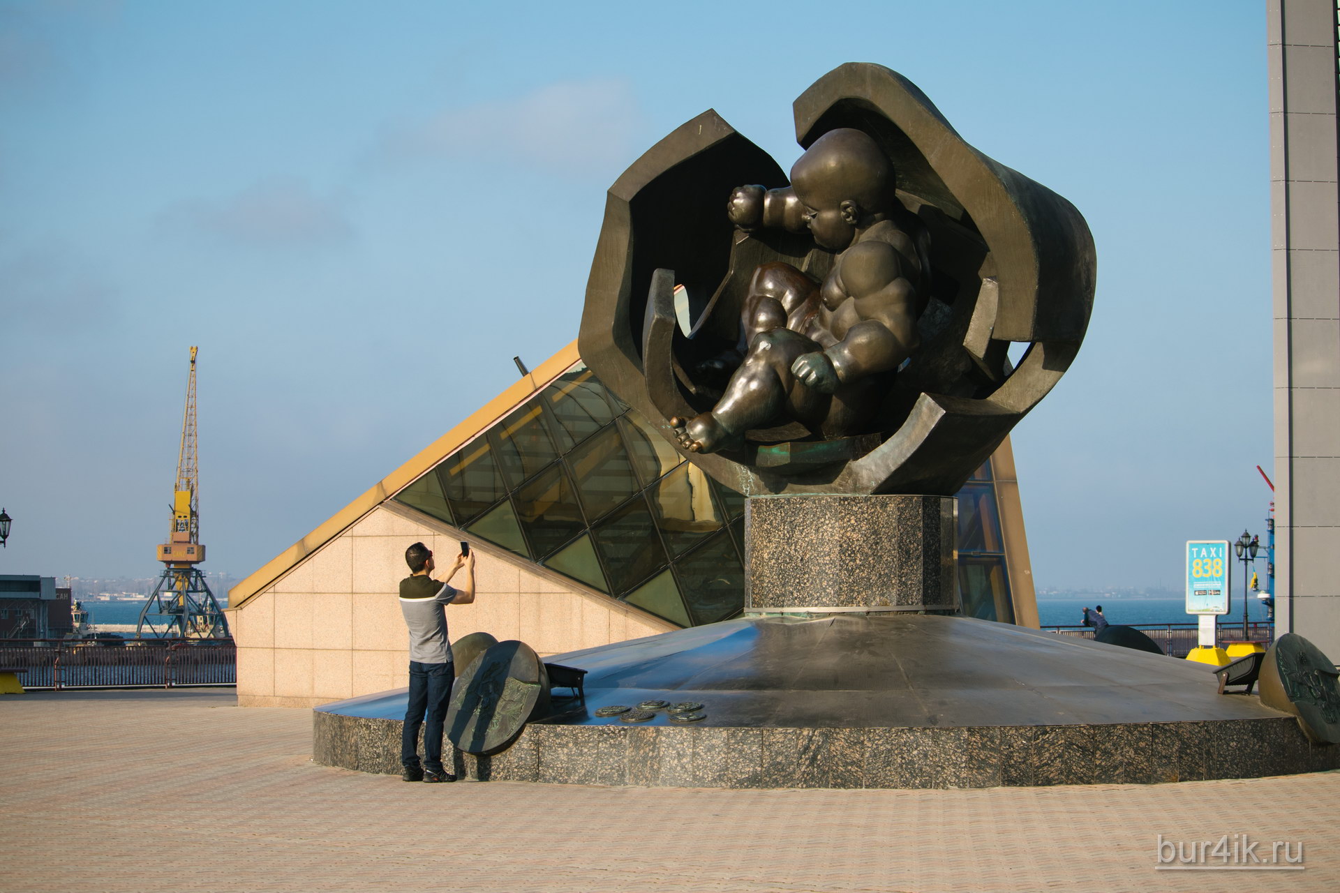 Памятник младенцу у входа на морской вокзал в Одессе 8