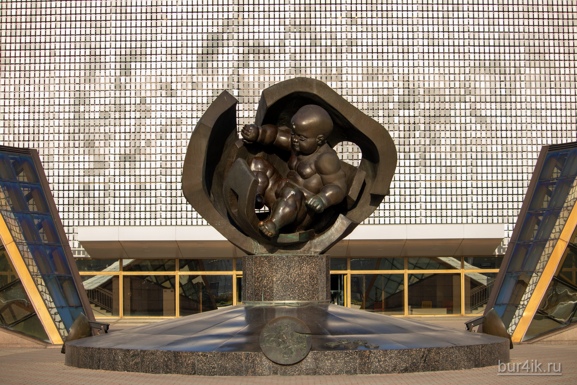 Памятник младенцу у входа на морской вокзал в Одессе