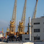 Покрашенные желтой краской краны в порту у моря в городе Одесса 1