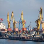 Покрашенные желтой краской краны в порту у моря в городе Одесса 11