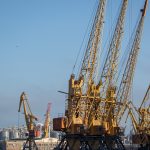 Покрашенные желтой краской краны в порту у моря в городе Одесса 12