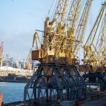 Покрашенные желтой краской краны в порту у моря в городе Одесса 14