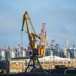 Покрашенные желтой краской краны в порту у моря в городе Одесса 17
