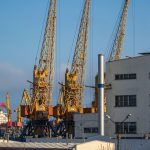 Покрашенные желтой краской краны в порту у моря в городе Одесса 2
