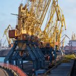 Покрашенные желтой краской краны в порту у моря в городе Одесса 20