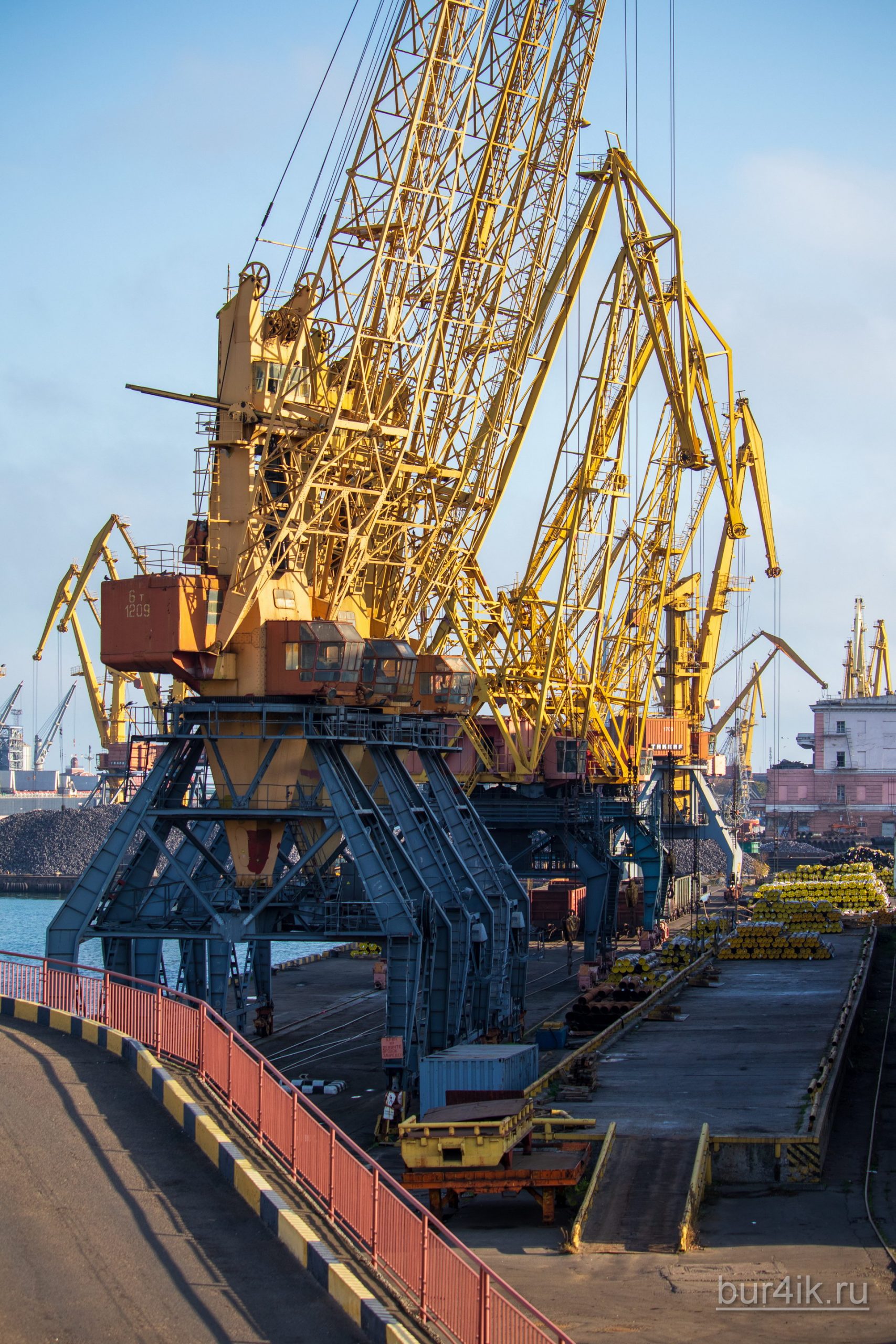 Покрашенные желтой краской краны в порту у моря в городе Одесса 20