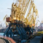 Покрашенные желтой краской краны в порту у моря в городе Одесса 21
