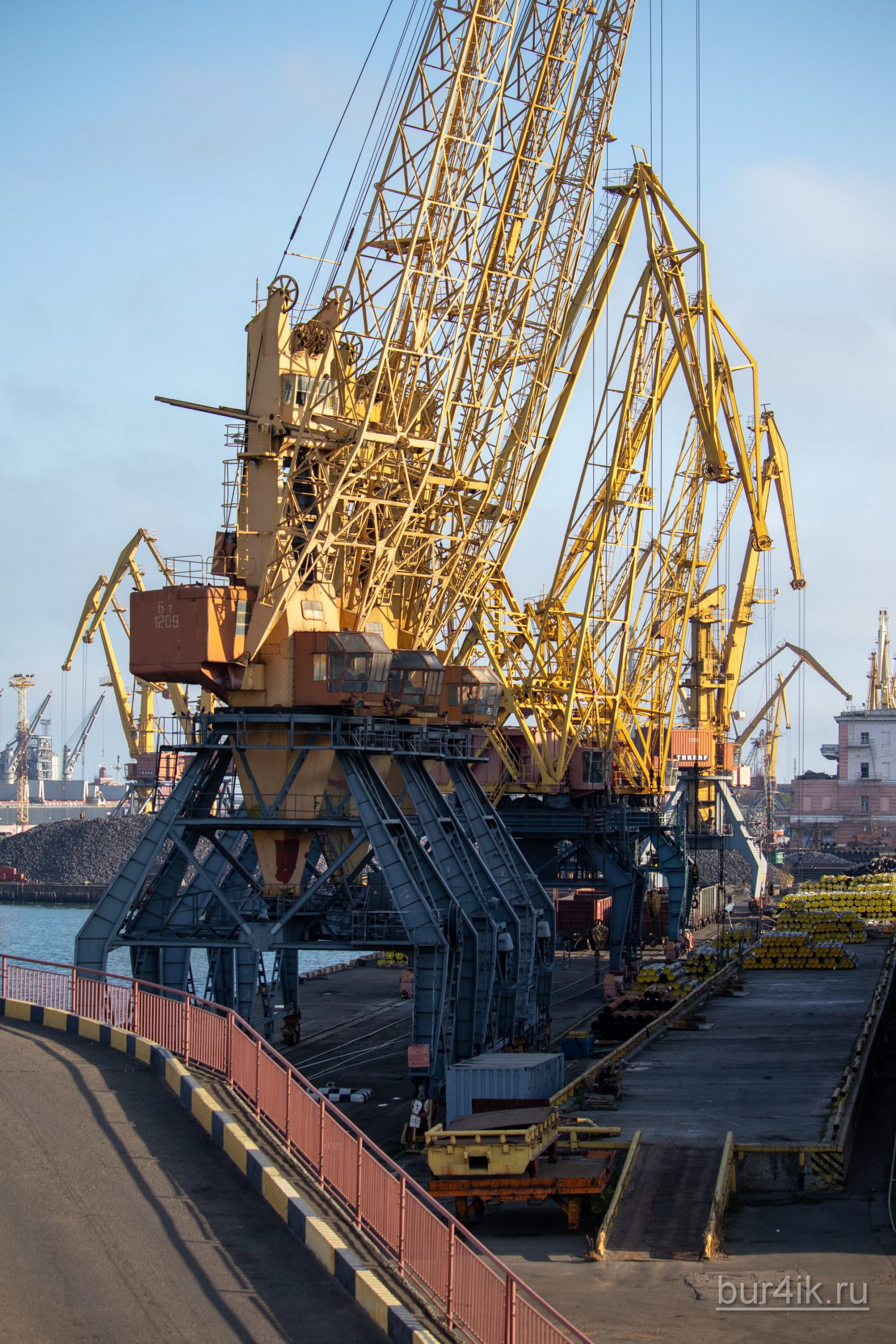 Покрашенные желтой краской краны в порту у моря в городе Одесса 22