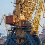 Покрашенные желтой краской краны в порту у моря в городе Одесса 23